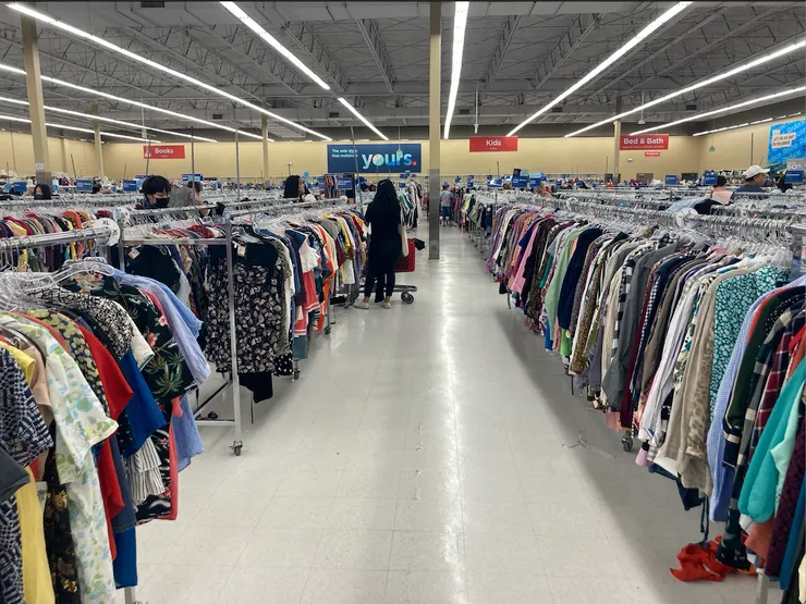 照片來源：鱸魚。美國的二手成衣店。這些讓你放心捐出去的，最後80%都埋了或燒了