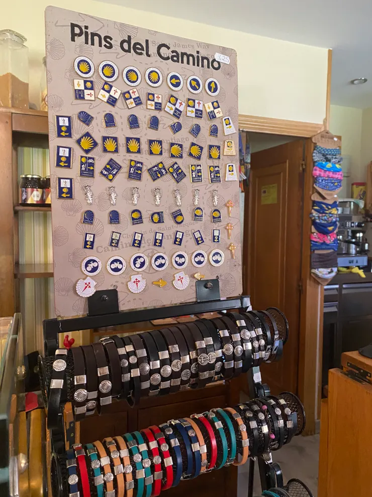 別針、手環、手鍊都有