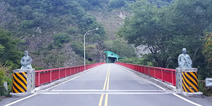 橋頭及橋尾的橋墩上立有不同樣貌的賽德克族族人雕像,分別代表著參與霧社抗日事件中,斯庫社與波阿侖社的原住民英雄。