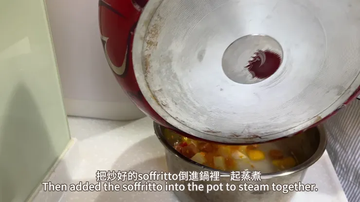 將炒好的Soffritto倒入條未完成的米鍋中