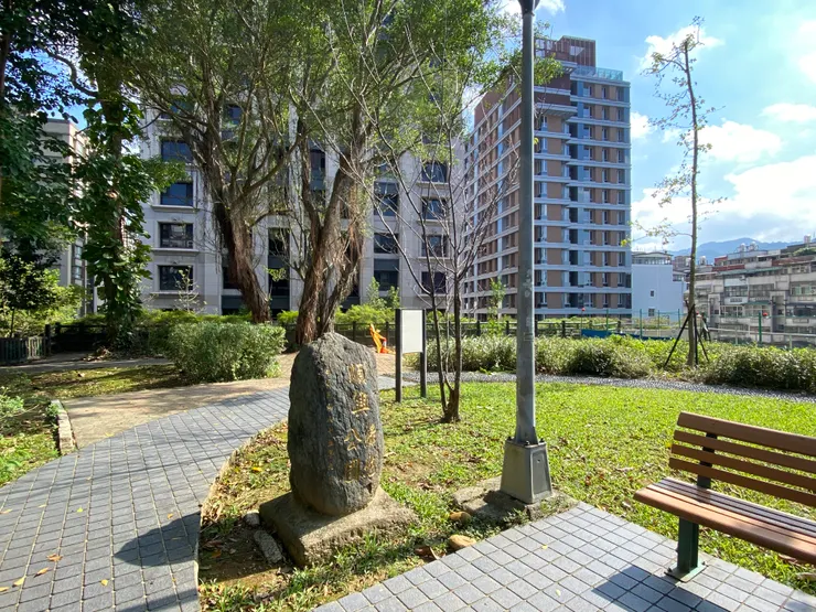 登上小丘眺望四周， 只見高樓林立