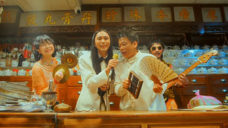 李康生在 MV 還跟百合花一起唱 KTV