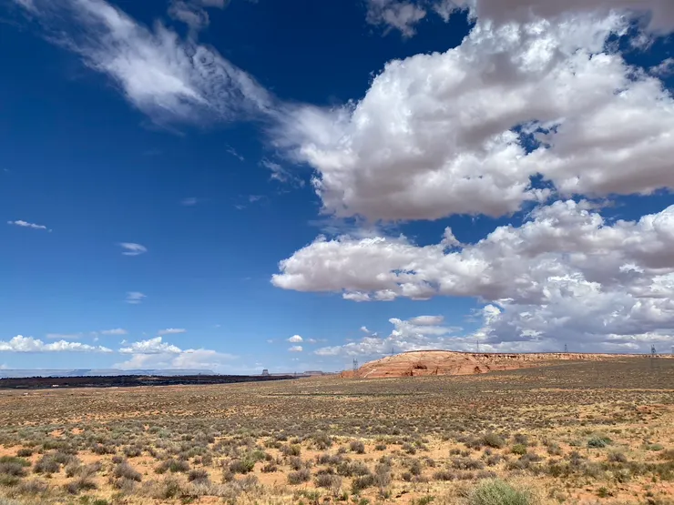 從 Vegas 前往 Lower Antelope Canyon 途中的景色。(圖:予晞)