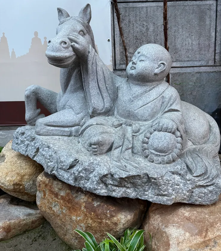 動作和神情都好可愛的雕像，富有童趣？