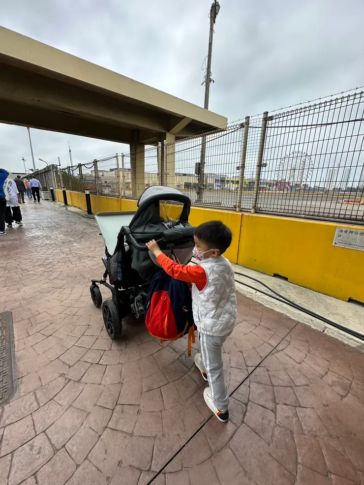 不時都幫忙推著坐輪椅的哥哥的四歲弟弟。