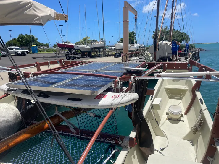 大角星號上的太陽能板、馬桶