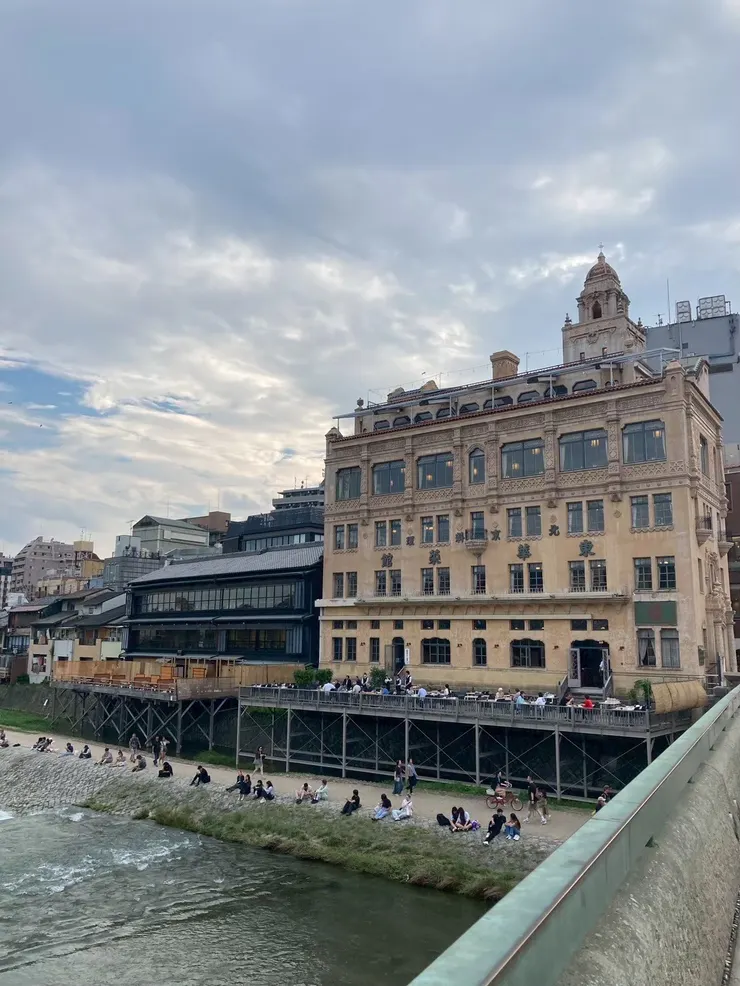 途中經過的鴨川，河川旁坐著許多人，也有騎腳踏車的人們。