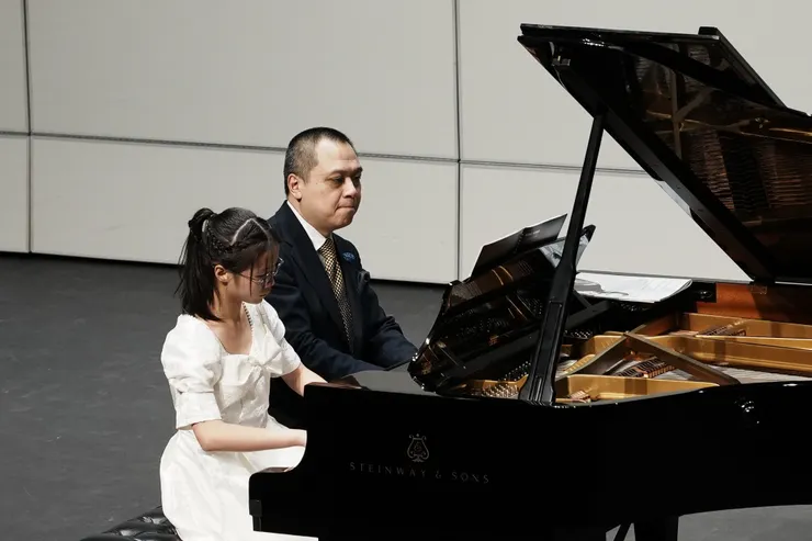 蘇顯亮與黃煊雅(左)四手聯彈