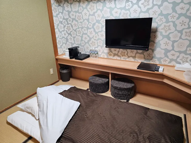 睡在榻榻米上真是有FEEL (可惜我們這房只有一床是榻榻米)