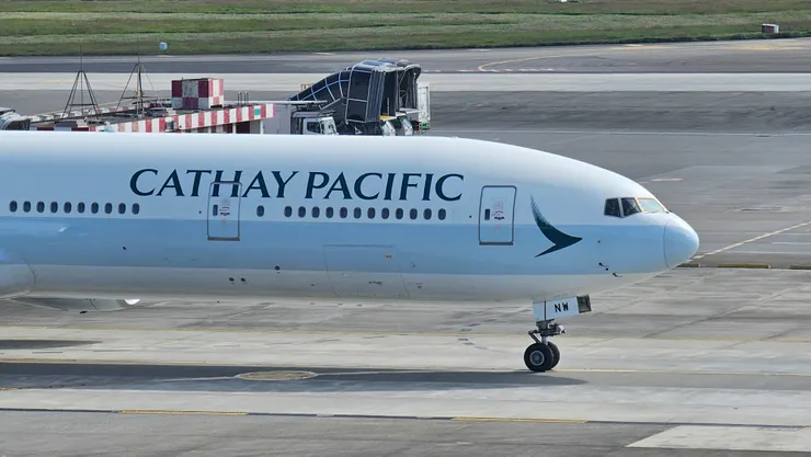 國泰航空英文字體未放大前的波音B777-300型客機!