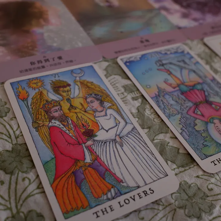 他對那位美人一見鍾情，就像被邱比特的箭射中一樣。