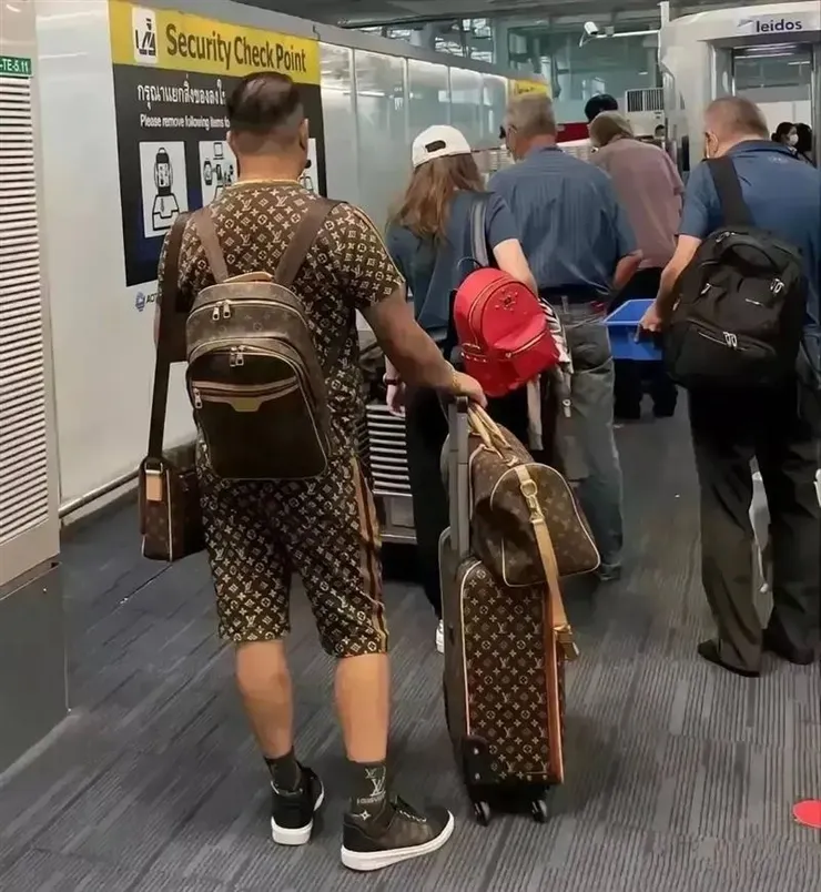 全身上下都LV的消費者