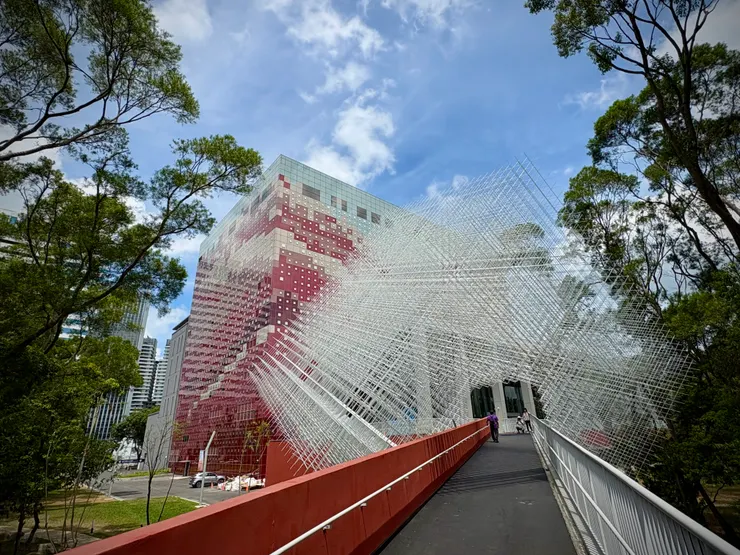 戶外區的白色格狀裝置藝術，晚上打燈後更美！
