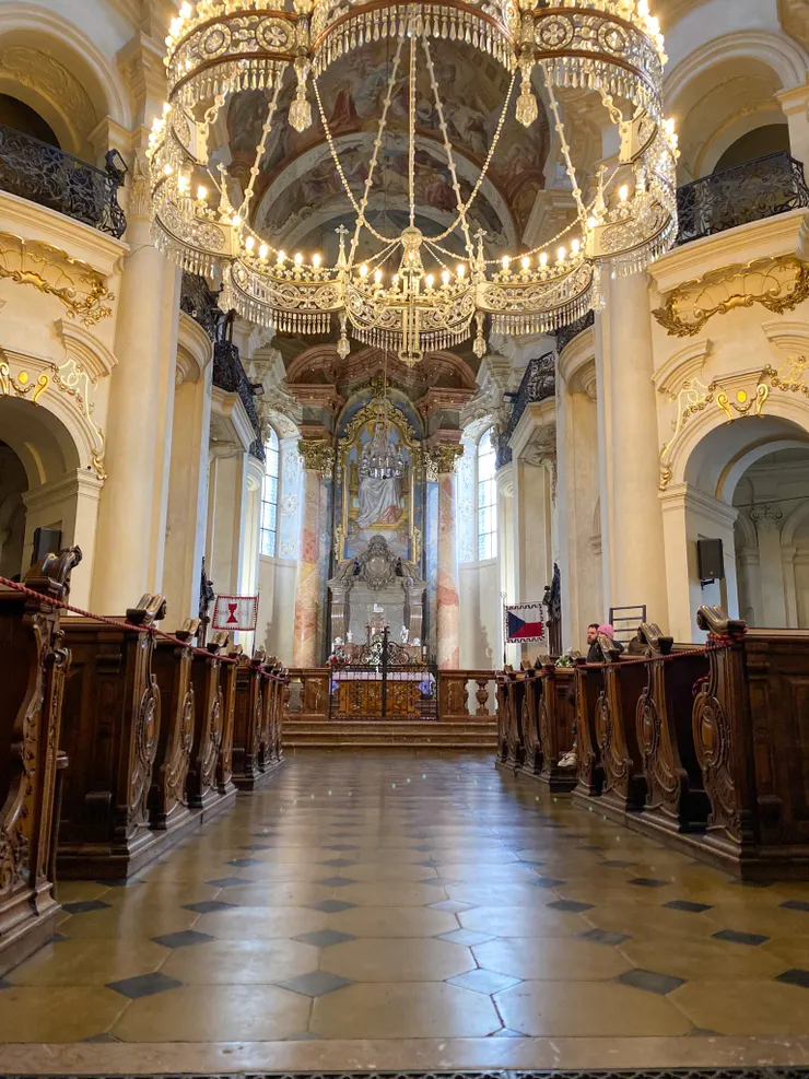 ▲教堂主殿的吊燈，造型狀似沙皇皇冠，重達1400公斤，上頭鑲嵌著水晶，係俄國沙皇尼古拉二世於1880年捐贈給當時作為東正教教堂的聖尼古拉教堂。