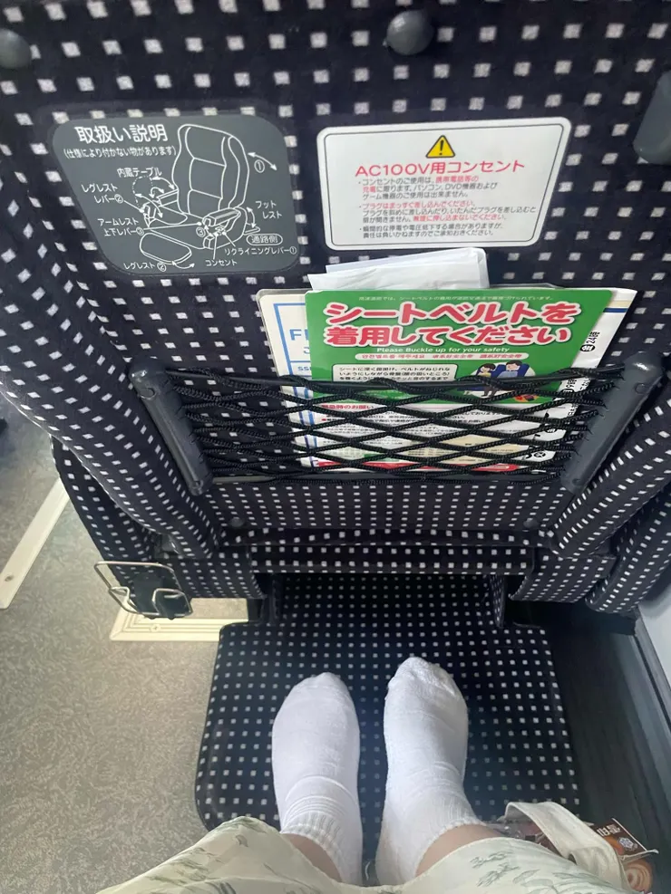 我看隔壁的日本人都是把鞋子脫掉踩在上面會舒服一點