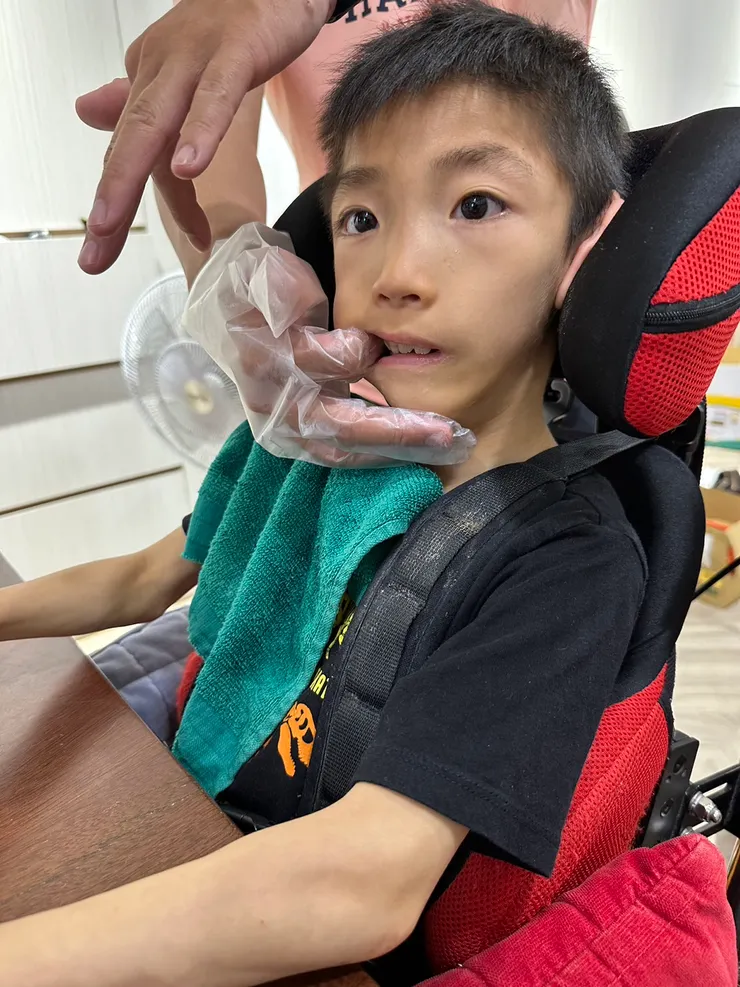 在家教育也有專團服務，而且是完全依對一。這是語言治療師到府。