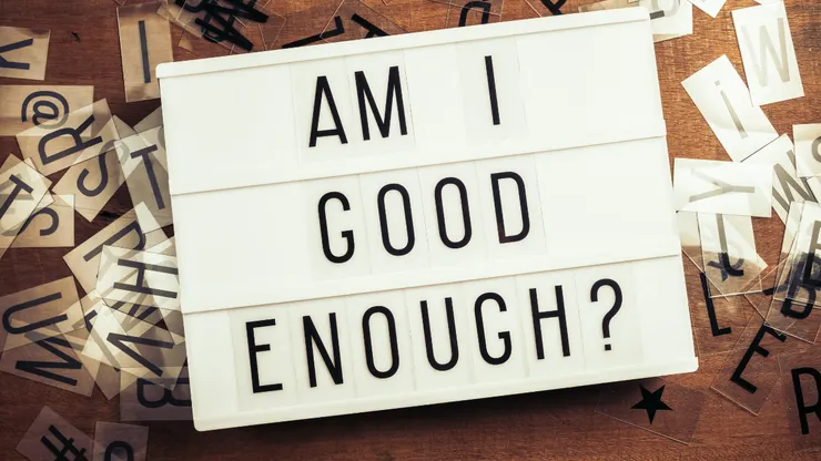 完美主義常讓我們陷入『我不夠好』的循環，提問力幫助我們改寫問題，把自我懷疑轉化為行動力。本文探討如何用哲學、心理學與 AI 打破完美主義的枷鎖。