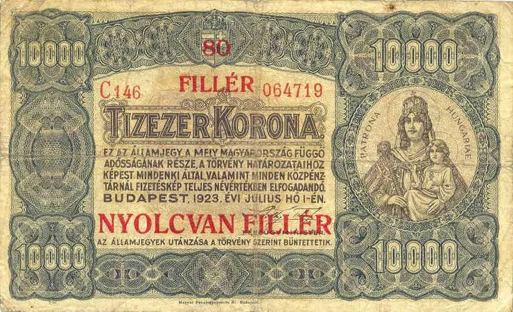 1921年版的匈牙利一萬克朗紙鈔，到了1926年加蓋「80 FILLÉR」(等於0.8潘戈)戳記，就成為隔年上路的新貨幣「潘戈」