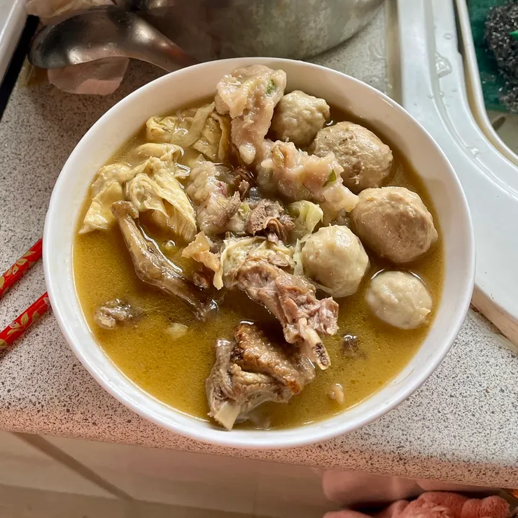 用家裡還有的一些食材，高麗菜、丸子等簡單煮一餐