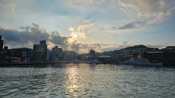 基隆港的夕陽實在是太美了!