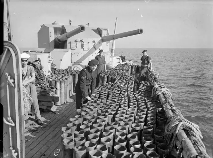 英國皇家海軍的火砲彈藥。英國皇家海軍天狼星號為諾曼第的盟軍提供彈藥支援。海軍陸戰隊使用雙聯 5.25 吋 X 砲塔的砲彈數量可以透過 X 砲甲板上聚集的2000個砲彈箱來衡量。