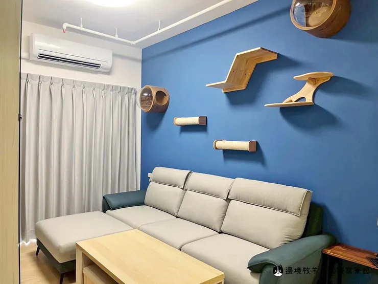 藍色主題的牆,配上藍灰色沙發