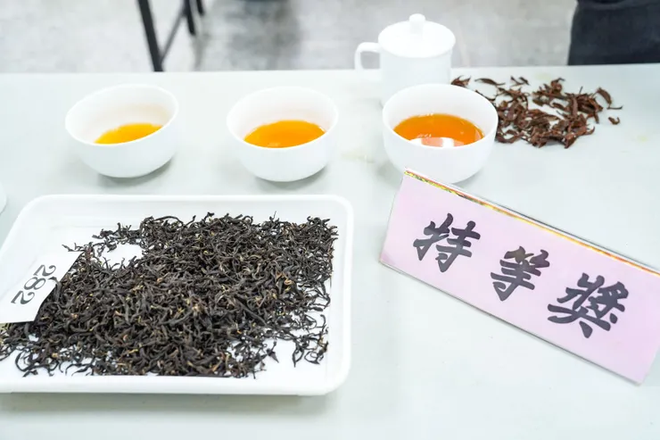 特等茶樣茶湯水色艷紅，澄清透亮，風味濃郁，充滿蜜香、果香及木質香味，滋味甘醇、細緻、韻味持久