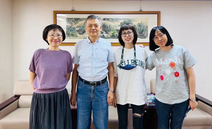 【邱場長3個女兒禮數週到，5/23上午還特來單位致謝。拍照的是小女兒的先生。】