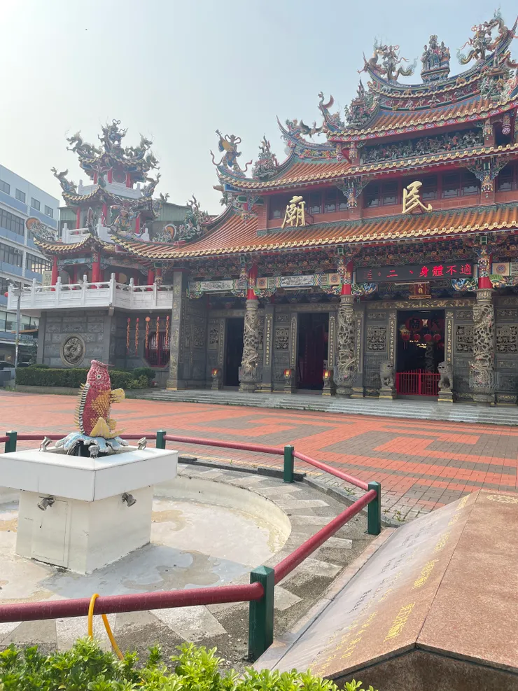 大多廟裡都是龍吐水，這邊可是鯉魚王喔！