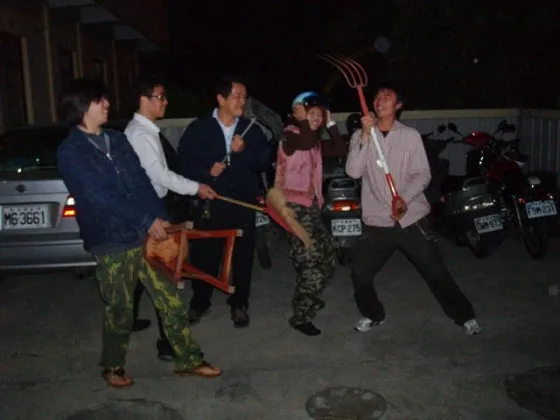 中秋烤肉的同事家門口~嗨起來