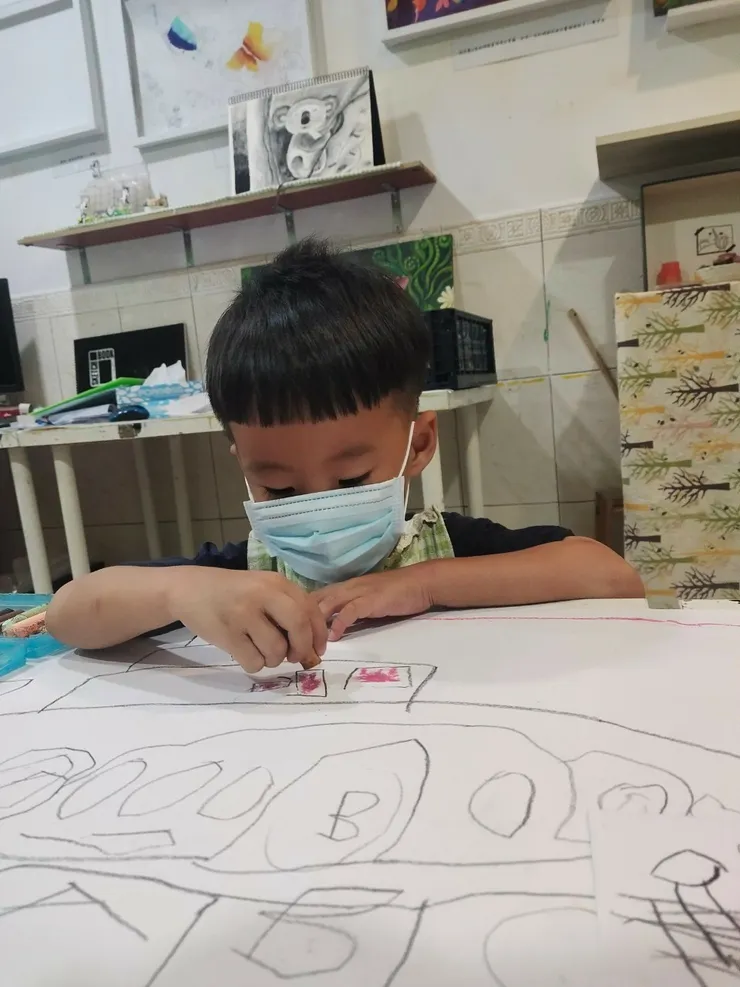 定點畫畫，有同伴一起畫