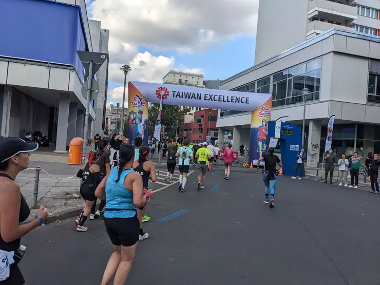 前往40公里處Taiwan Excellence氣球拱門準備領補給