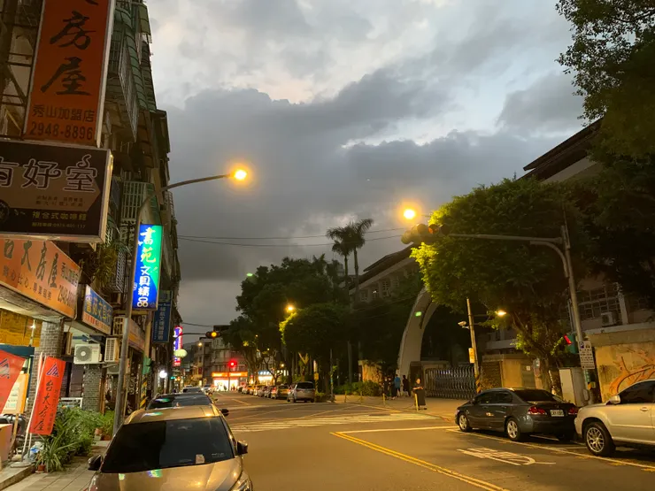 這時候的天色卻有一種奇特的美感。