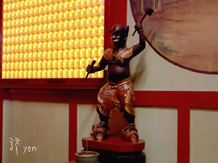 雷公的外型特別，腳踩風鼓、手拿斧頭