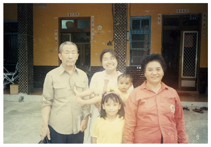 右一，剛毅的母親-卡拉露