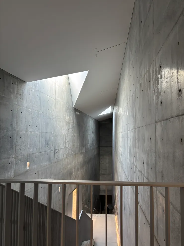 直島新美術館｜清水模樓道