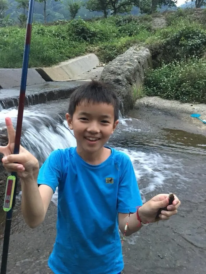 野營時去溪邊釣魚