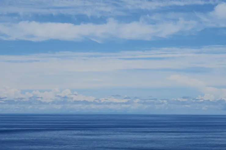 雲底下的朦朧黑影，就是臺灣。可能也不是海岸線的輪廓，應該是某個海拔高度以上的地形。