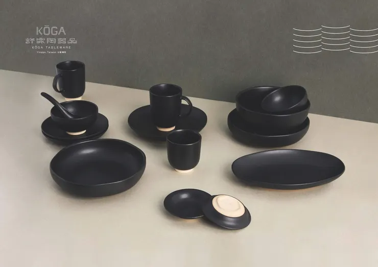 ▲以鶯歌尖山堆盛產黑土的意象，成功開發尖山黑陶器系列。（照片來源許家陶器品粉絲頁）