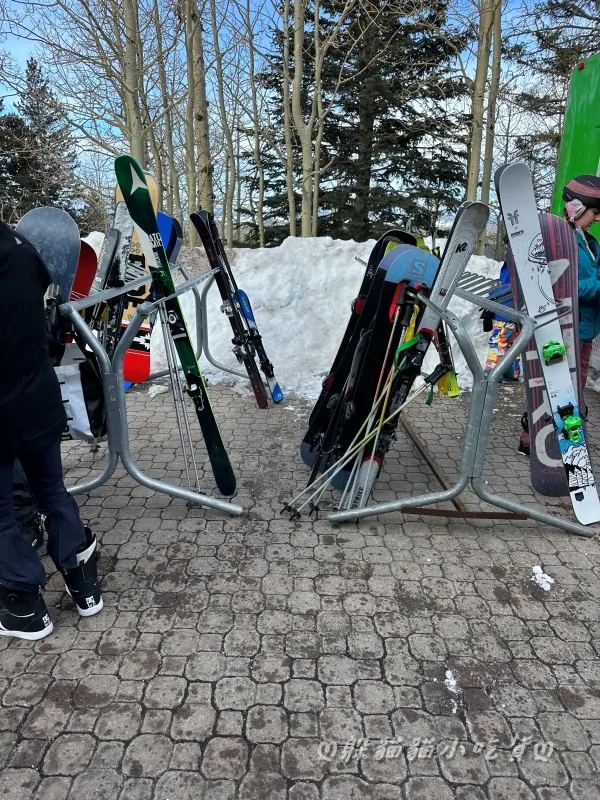自己帶滑雪板可先暫放在外面的雪板架上再去領票~