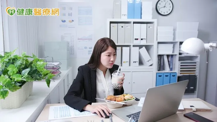 隨著科學研究與市場需求的發展,益生菌的產品設計已不再單純強調「菌數越多越好」,而是更著重在如何讓菌株在腸道中維持穩定,並與飲食習慣相結合。