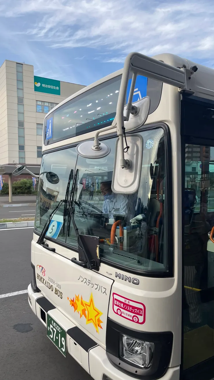 接駁車車資是200日圓，不能電子支付，大家要準備好零錢喔。
