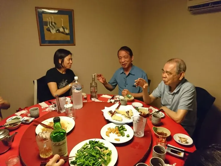 2019年 七月，我（中）與同學到淡水去探視老師（右），左一是老師二女兒林長慧。