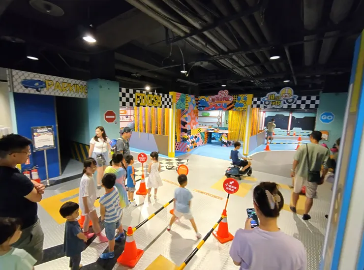 超多小孩在排騎乘賽車跑道