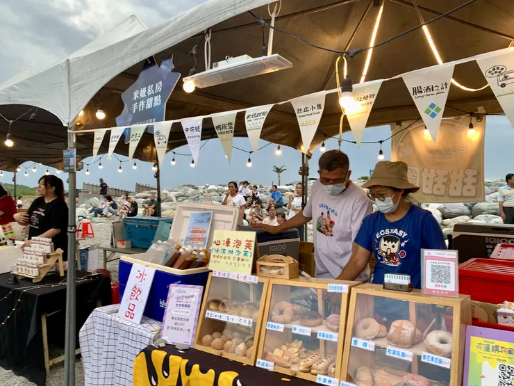 在小燈泡串的打光下，木頭櫥櫃裡的小巧麵包看起來特別誘人