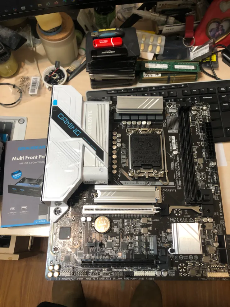 主機板我喜歡用M-ATX的款式，這回這機器還加了前置TypeC裝置。