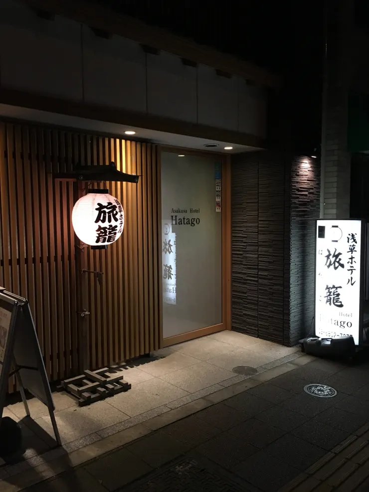 門口燈籠很好認