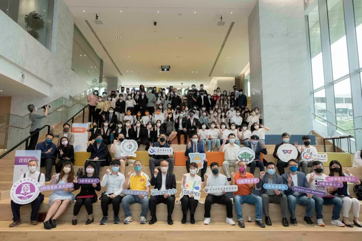 圖：前臺北市黃珊珊副市長(左7)、前產業發展局林崇傑局長(左8)、台北市進出口商業同業公會秘書長黃文榮(左6)與11所參與「2022 臺北市跨境電商產學實作總決賽」大合照。照片取自 台北市進出口公會