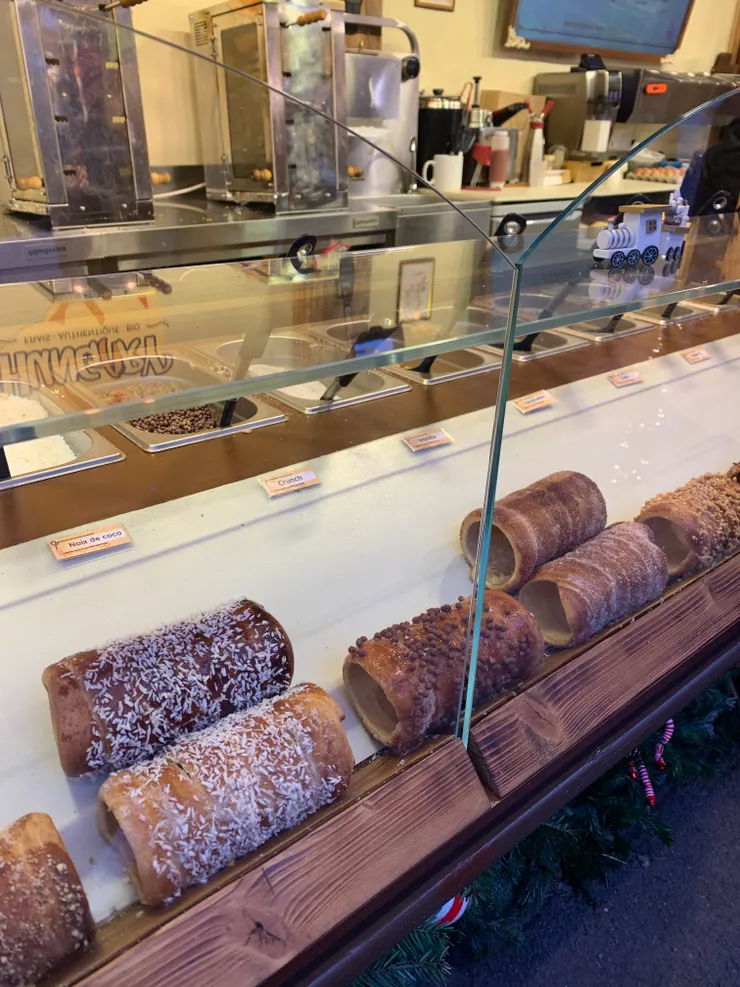 灑滿果仁碎/糖的麵包