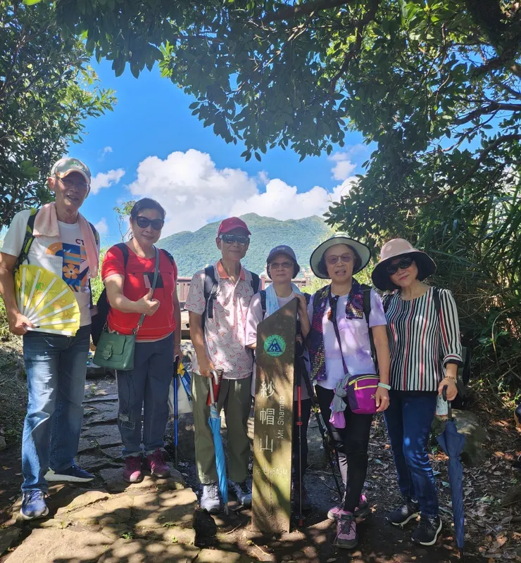 紗帽山觀景平台入口，鑽出身後灌木所圍的孔洞，即現開闊的天地！